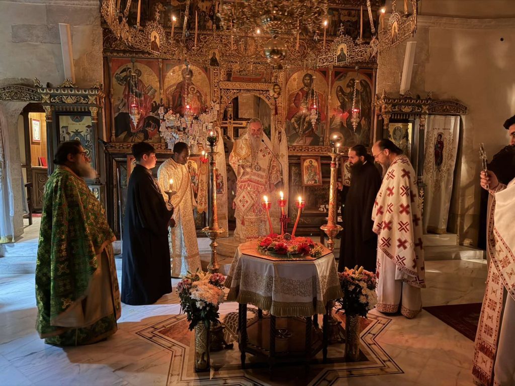 Ο Μητροπολίτης Κισάμου τέλεσε Αγρυπνία για την Ανακομιδή Λειψάνων Οσίου Αμφιλοχίου - μια φωτογραφία 2
