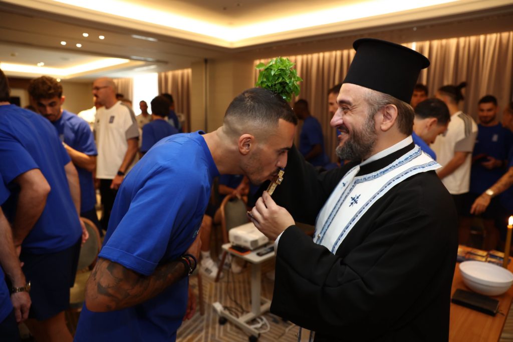 Με την ευλογία της Εκκλησίας η Εθνική Ελλάδος πριν από τη μεγάλη αναμέτρηση - μια φωτογραφία 6