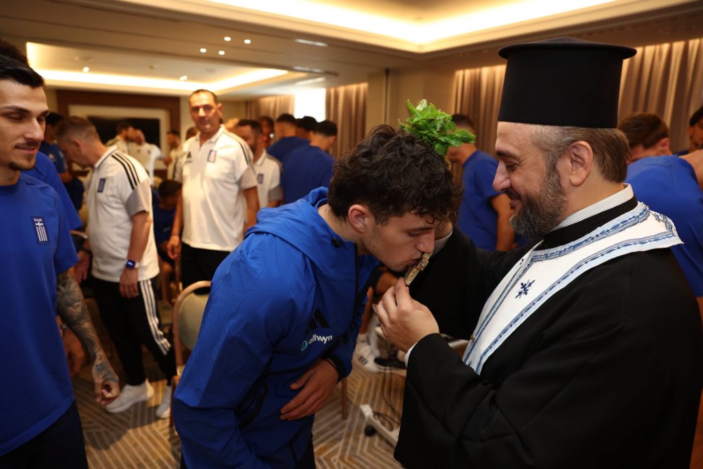 Με την ευλογία της Εκκλησίας η Εθνική Ελλάδος πριν από τη μεγάλη αναμέτρηση - μια φωτογραφία 9