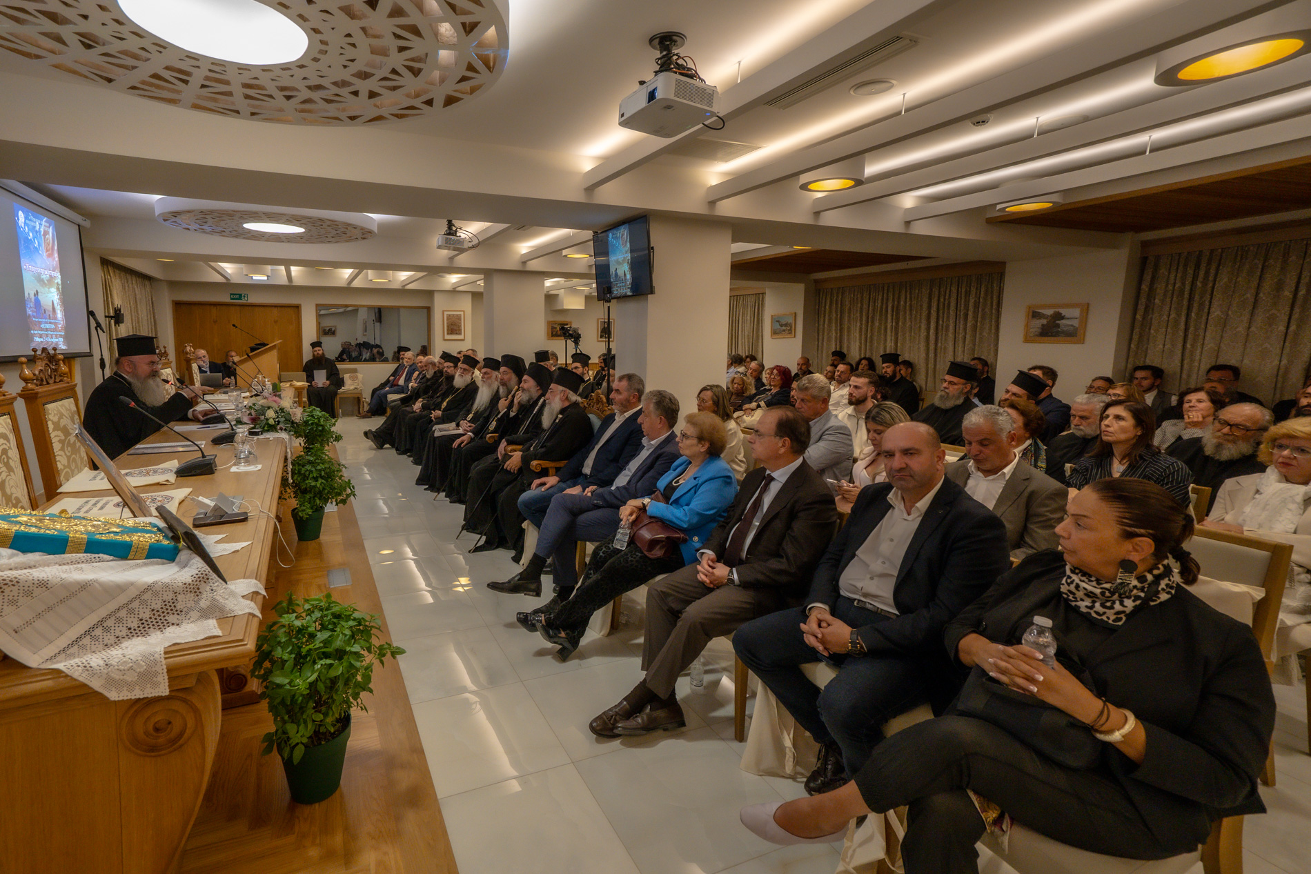 Ξεκίνησε στο Ρέθυμνο το 4ο Συνέδριο Βιοηθικής για την υπογεννητικότητα - μια φωτογραφία 2
