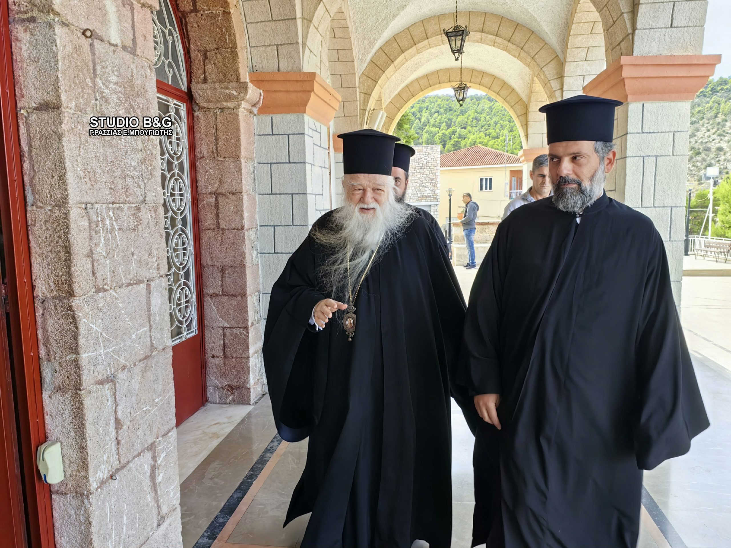 Ο πρώην Καλαβρύτων Αμβρόσιος προσκύνησε εικόνα της Παναγίας στο Ναύπλιο - μια φωτογραφία 1