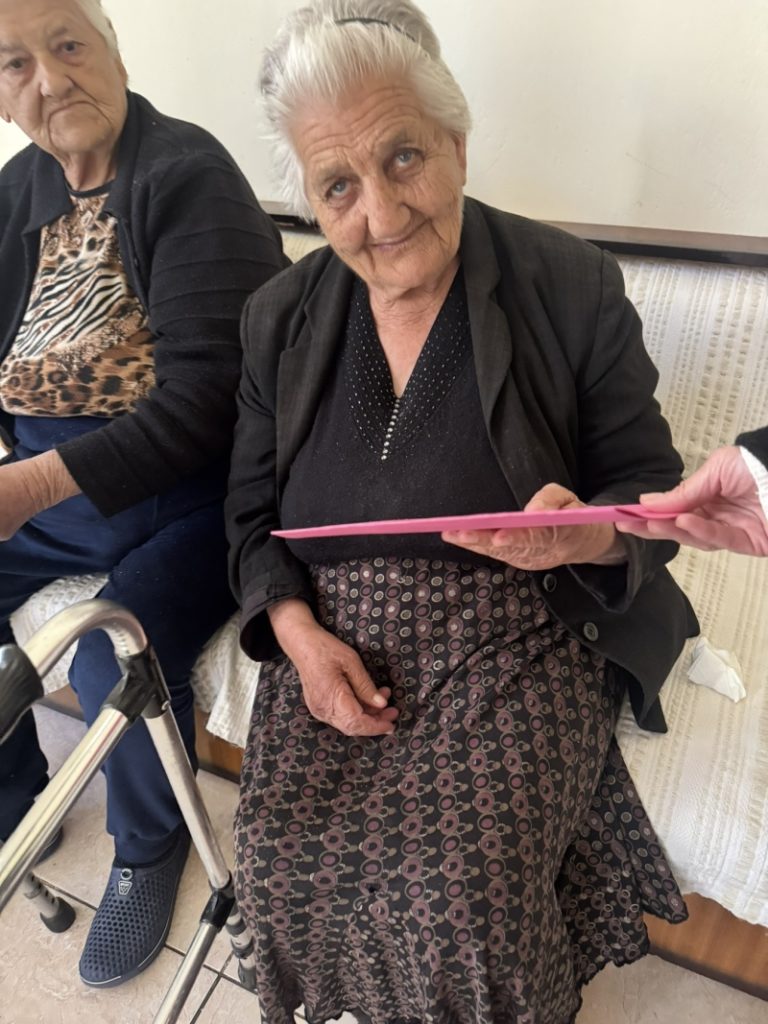 Μαθητές του Αιγάλεω έστειλαν κάρτες στους ηλικιωμένους των Γρεβενών - μια φωτογραφία 1