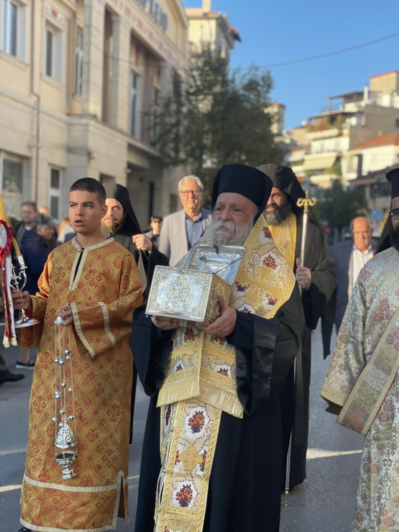 Tα Γρεβενά υποδέχθηκαν την Τιμία Κάρα του Οσίου Νικάνορος - μια φωτογραφία 1