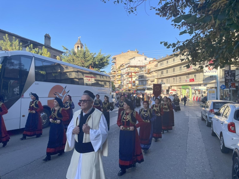 Tα Γρεβενά υποδέχθηκαν την Τιμία Κάρα του Οσίου Νικάνορος - μια φωτογραφία 2