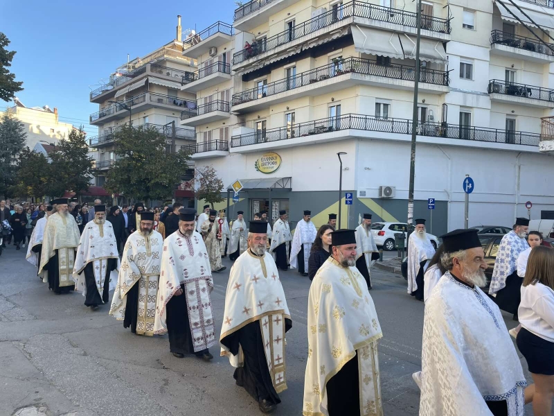 Tα Γρεβενά υποδέχθηκαν την Τιμία Κάρα του Οσίου Νικάνορος - μια φωτογραφία 4