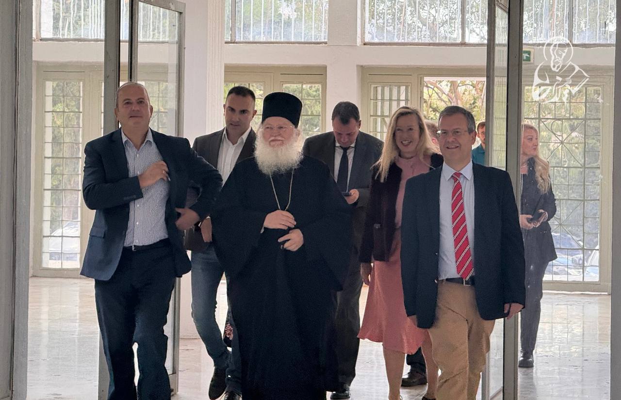 Τα «Μηνύματα της Ερήμου» μετέφερε στη Θεολογική Σχολή ο Γέροντας Εφραίμ - μια φωτογραφία 1