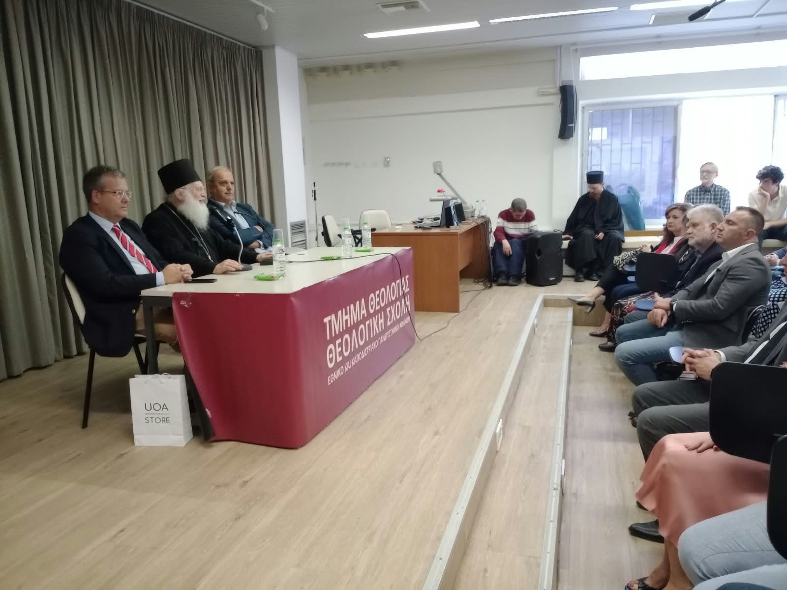 Τα «Μηνύματα της Ερήμου» μετέφερε στη Θεολογική Σχολή ο Γέροντας Εφραίμ - μια φωτογραφία 4