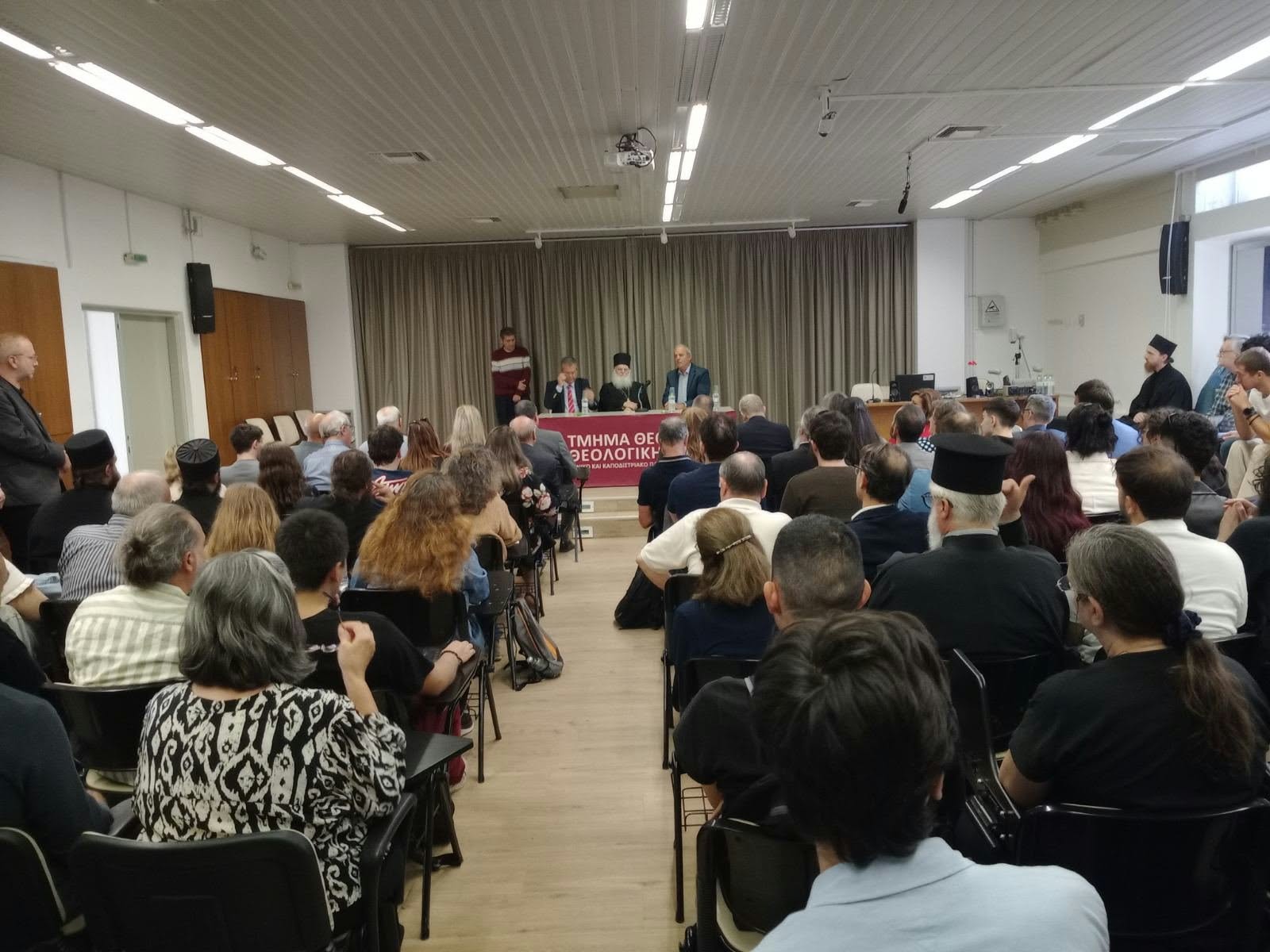 Τα «Μηνύματα της Ερήμου» μετέφερε στη Θεολογική Σχολή ο Γέροντας Εφραίμ - μια φωτογραφία 5