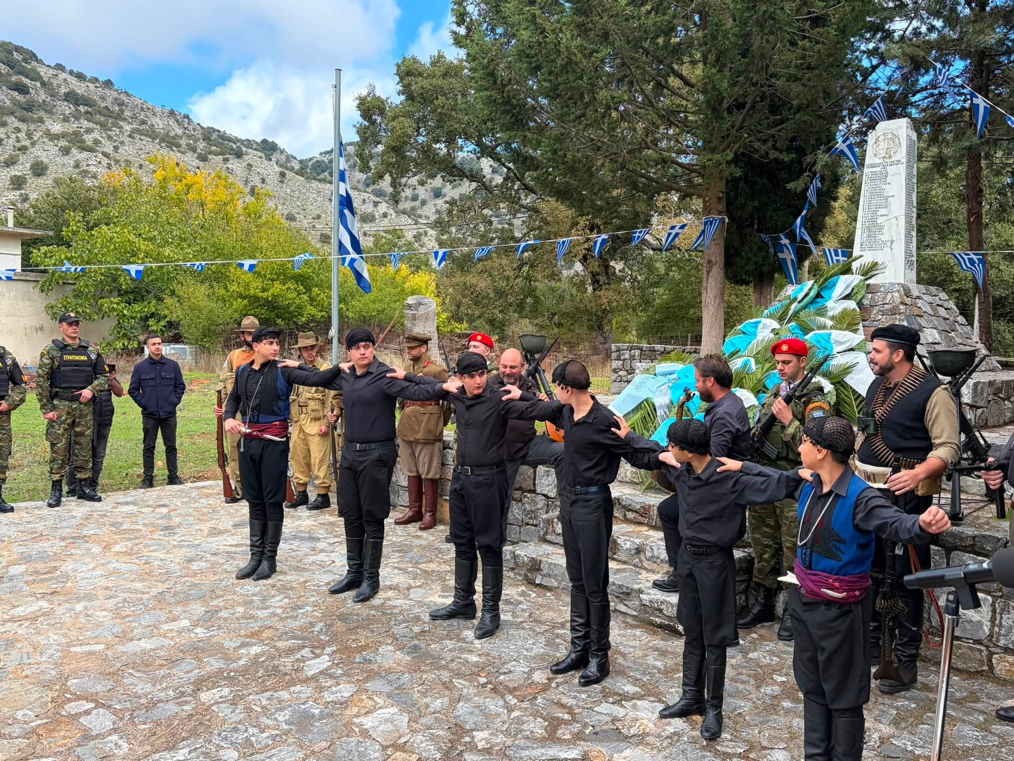 Σφακιά: Τίμησαν τους εκτελεσθέντες του Οκτωβρίου 1943 στον Καλλικράτη - μια φωτογραφία 3