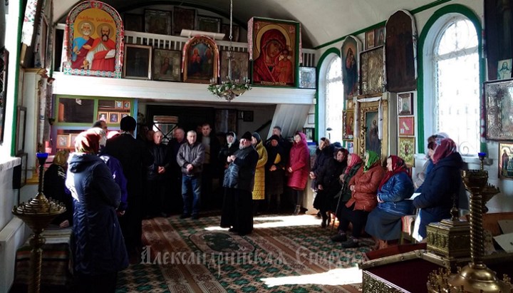 Εκπρόσωποι του ΟΑΣΕ σε συνάντηση με τον ηγούμενο και τους ενορίτες της κοινότητας UOC στο χωριό Birki. Φωτογραφία: alexandria-eparhia.org