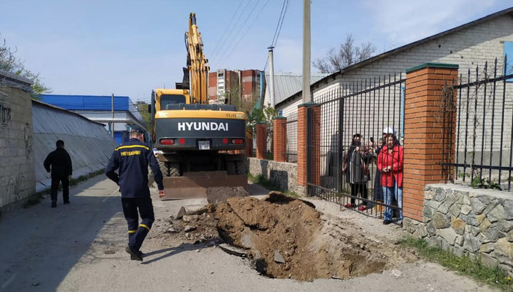 Η σκαμμένη είσοδος στην εκκλησία του Αγίου Μεγαλομάρτυρα Παντελεήμονα στο Ντνίπρο. Φωτογραφία: facebook του Mikhail Lysenko