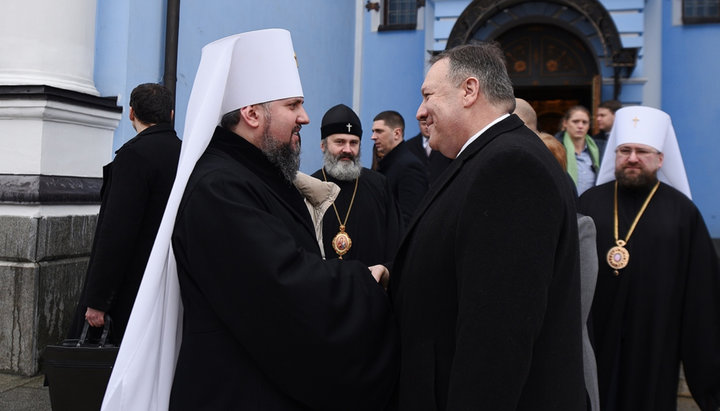 Ο Σεργκέι (Επιφάνιος) Ντουμένκο και ο Υπουργός Εξωτερικών των ΗΠΑ Μάικ Πομπέο. Φωτογραφία: pomisna.info 