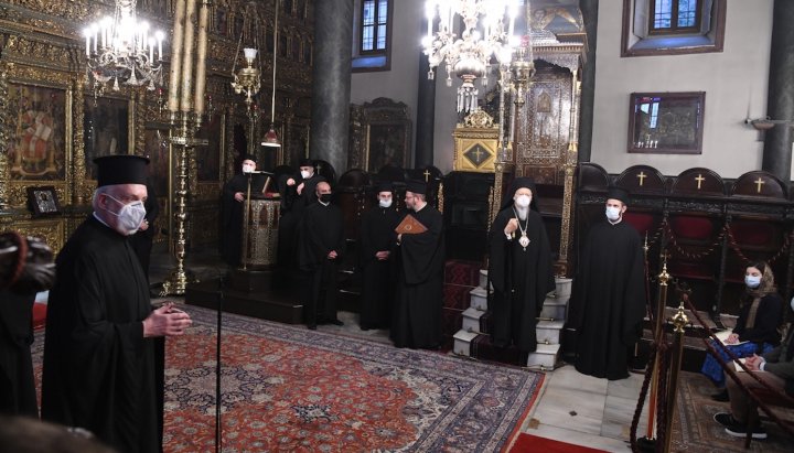 Ο Μητροπολίτης Εμμανουήλ (άκρη αριστερά) απευθύνεται στην Ουκρανική αντιπροσωπεία. Φωτογραφία: fanarion.blogspot.com/