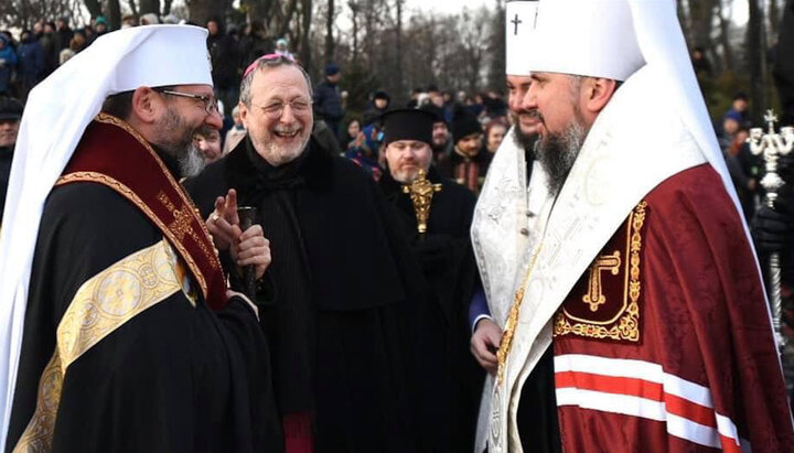 Από αριστερά προς τα δεξιά: Σβιατοσλάβ Σεβτσούκ, Claudio Gugerotti, Αλέξανδρος (Ντραμπίνκο) και Επιφάνιος Ντουμένκο. Φωτογραφία: odnarodyna.org