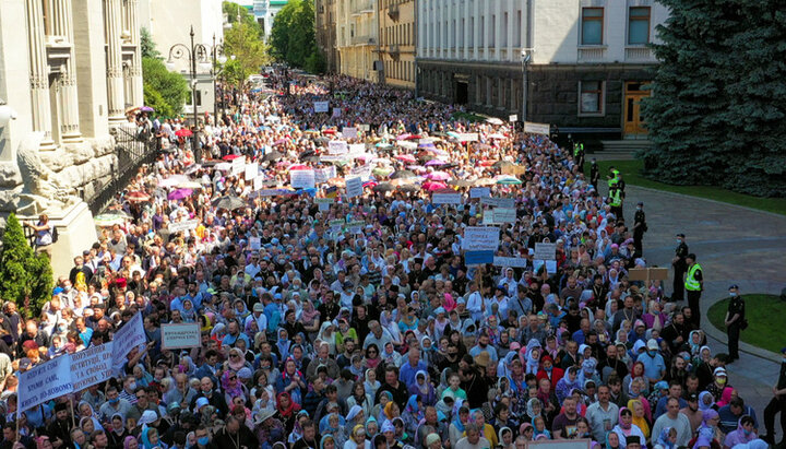 Στάση προσευχής πιστών της UOC στο Κίεβο, 15.06.21. Φωτογραφία: ΕΟΔ