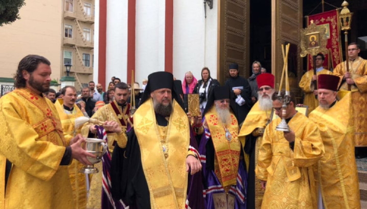 Επίσκοπος Γεντεόν (Χαρόν) κατά τη διάρκεια Θείας Λειτουργίας στο Σαν Φρανσίσκο. Φωτογραφία: desyatynniy.com