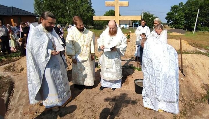 Τοποθέτηση σταυρού και θεμέλιου λίθου στη θέση οικοδόμησης νέου ιερού ναού της UOC στο χωριό Σέρχιβ της επισκοπής Βολίν της UOC. Φωτογραφία: Σελίδα Facebook του φιλανθρωπικού ιδρύματος «Θαβώρ».