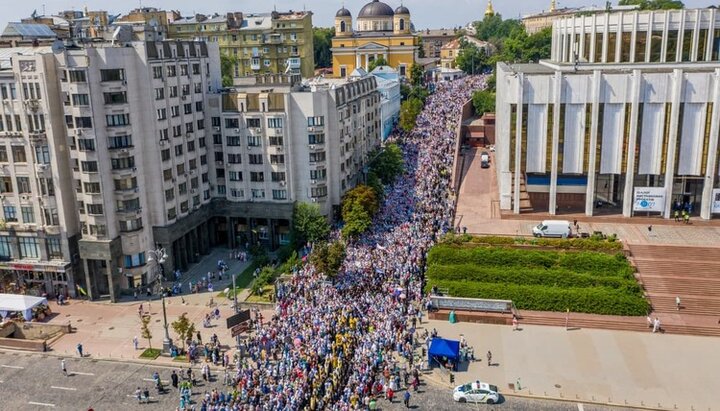 Θρησκευτική πομπή της UOC στο Κίεβο, 27/7/21. Φωτογραφία: tg-channel επισκόπου Βϊκτωρ (Κοτσάμπα)