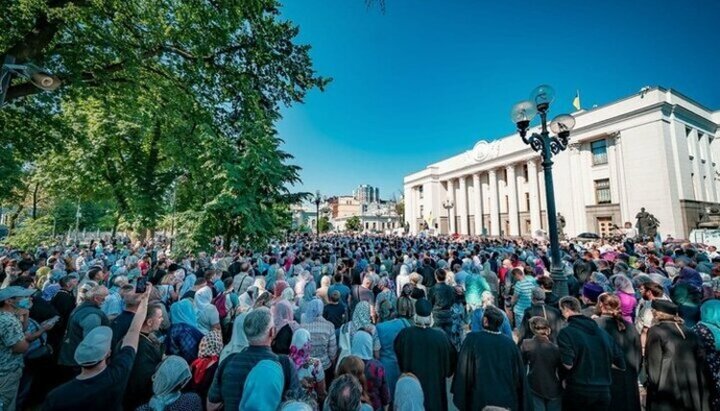 Πιστοί της UOC έξω από το Βερχόβνα Ράντα, 15.06.21. Φωτογραφία: t.me/upc_news