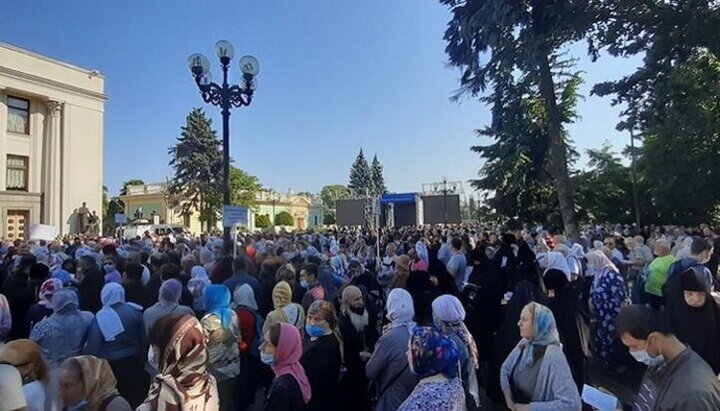 Ορθοστασία πιστών της UOC στο Βερχόβνα Ράντα 15.06.21. Φωτογραφία: ΕΟΔ