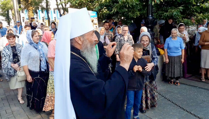 Μητροπολίτης Ονούφριος ευλογεί τους πιστούς στην κατοικία του Πατριάρχη Βαρθολομαίου. Φωτογραφία: ΕΟΔ