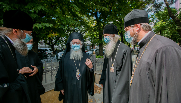 Μετά τη συνάντηση στην Αρχιεπισκοπή, ο Μακαριώτατος Αναστάσιος και εκπρόσωποι UOC συνέχισαν την επικοινωνία τους κατά τη διάρκεια της βόλτας. Φωτογραφία: facebook.com/MitropolitAntoniy