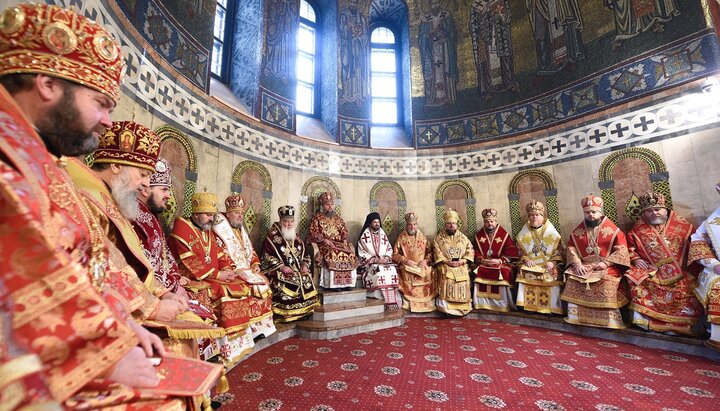 Επιφάνιος Ντουμένκο (κέντρο) και εκπρόσωποι της OCU. Φωτογραφία: pomisna.info