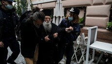 «Πάπα είσαι αιρετικός!»: Στην Αθήνα αστυνομικοί απομάκρυναν κληρικό