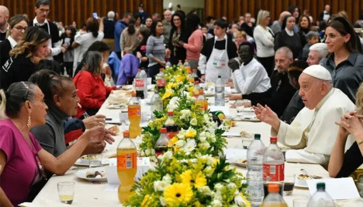 Ο Πάπας Ρώμης μιλάει σε τρανς άτομα. Φωτογραφία: Vatican News