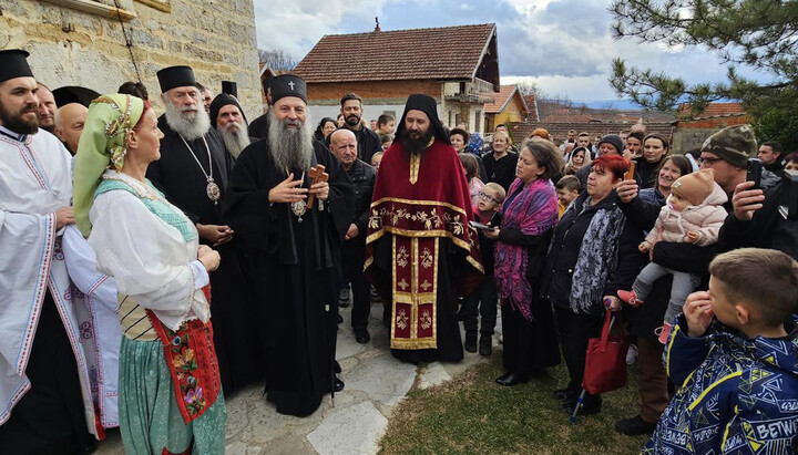 Πατριάρχης Σερβίας Πορφύριος με πιστούς της Σερβικής Εκκλησίας. Φωτογραφία: spc.rs