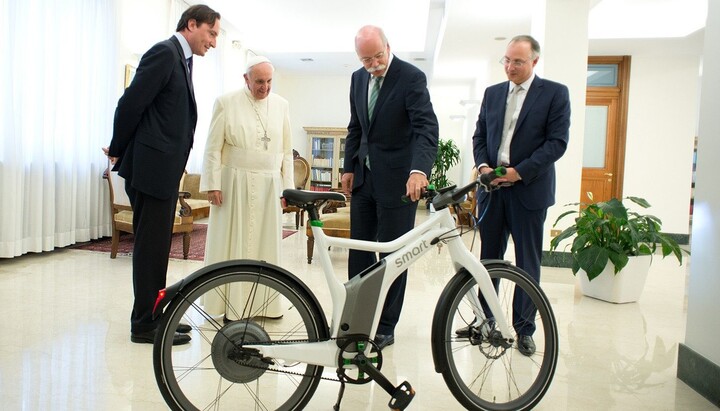 Πάπας Φραγκίσκος και εκπρόσωποι της G.S. Madonna del Ghisallo. Φωτογραφία: Vatican News