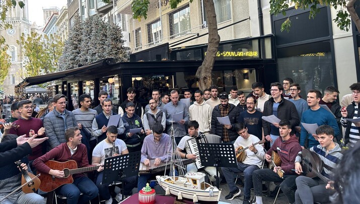 Ελπιδοφόρο μήνυμα: Χριστουγεννιάτικα κάλαντα από νέους στο κέντρο της Αθήνας!
