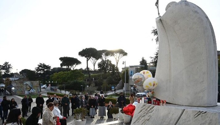 Αρκετοί άνθρωποι συγκεντρώνονται έξω από το νοσοκομείο Gemelli για να προσευχηθούν για τον Πάπα Φραγκίσκο (AFP ή αδειοδότες)