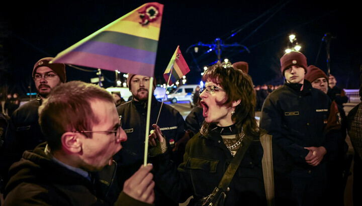 LGBT ακτιβιστές διαδηλώνουν στη Βουδαπέστη ενάντια στον νόμο που απαγορεύει τις παρελάσεις ομοφυλοφίλων. Φωτογραφία: Telex