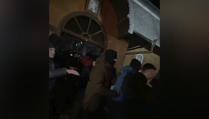 Η στιγμή που οι εισβολείς της OCU έφυγαν από την εκκλησία του Αγίου Νικολάου. Φωτογραφία: ΕΟΔ