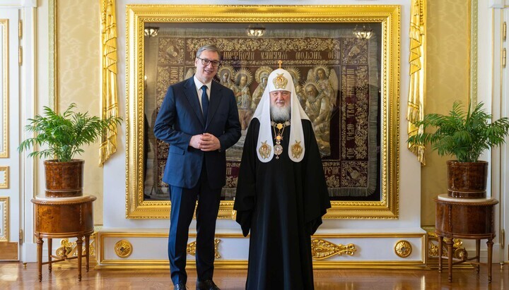 Ο Πρόεδρος της Σερβίας Αλεξάνταρ Βούτσιτς και ο προκαθήμενος της Ρωσικής Ορθόδοξης Εκκλησίας Κύριλλος. Φωτογραφία: foto.patriarchia.ru