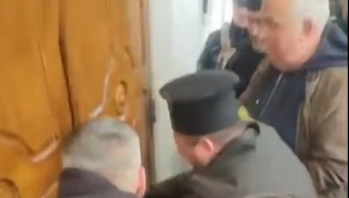 Ο «ιερέας» της OCU σπάει προσωπικά την πόρτα της εκκλησίας της UOC στo Ζaσταβνέ. Φωτογραφία: Dozor
