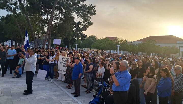 Διαμαρτυρία στο Δημοτικό Μέγαρο Πάφου κατά της απόφασης έκτωσης του μητροπολίτη Τυχικού
