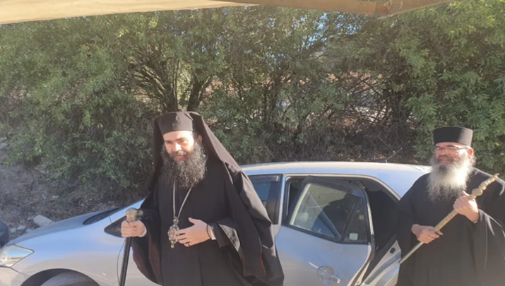 Ο Τυχικός τέλεσε το μνημόσυνο της μητέρας του στα Μέσανα – Με άδεια από τον Αρχιεπίσκοπο Κύπρου