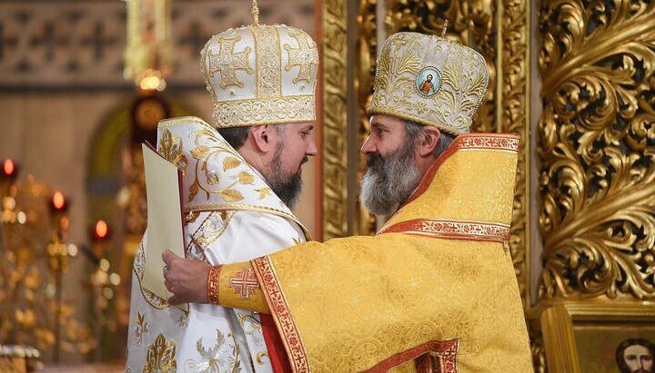 Ο Σεργκέι Ντουμένκο (αριστερά) αγκαλιάζει έναν πολίτη της επιτιθέμενης χώρας. Φωτογραφία: OCU