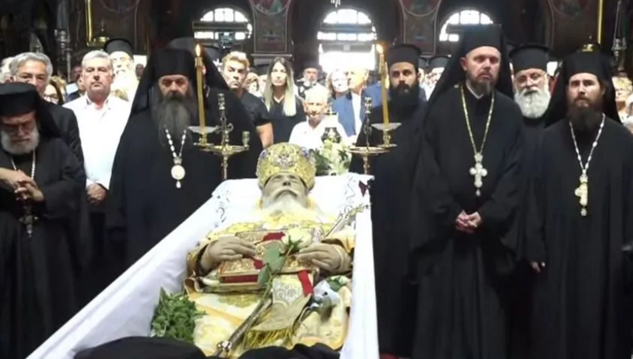 Το “ύστατο χαίρε” στον Μητροπολίτη Κορίνθου κυρό Διονύσιο