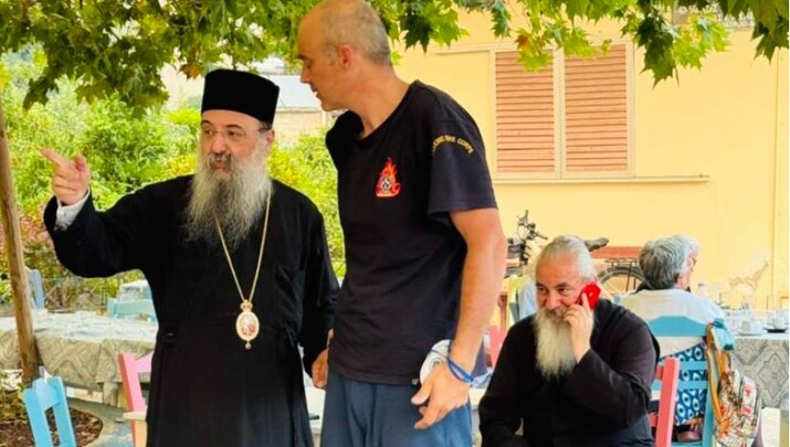 Δυτική Αχαΐα: Στις φλόγες η περιοχή – Ο Μητροπολίτης Πατρών στο πλευρό πολιτών και πυροσβεστών