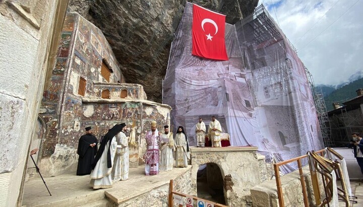 Θεία Λειτουργία στη Μονή Παναγίας Σουμελά τα προηγούμενα χρόνια, πριν οι τουρκικές αρχές επιβάλουν περιορισμούς. Φωτογραφία: Orthodoxia News Agency