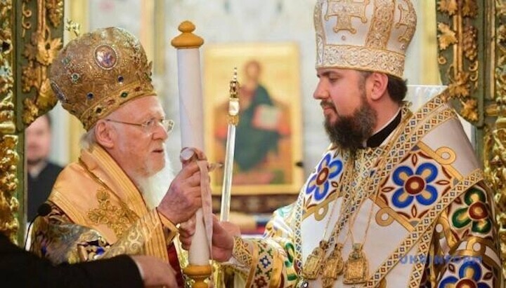 Ο Πατριάρχης Βαρθολομαίος παραδίδει τον Τόμο στον Επιφάνιο Ντουμένκο. Πηγή: Zn.ua