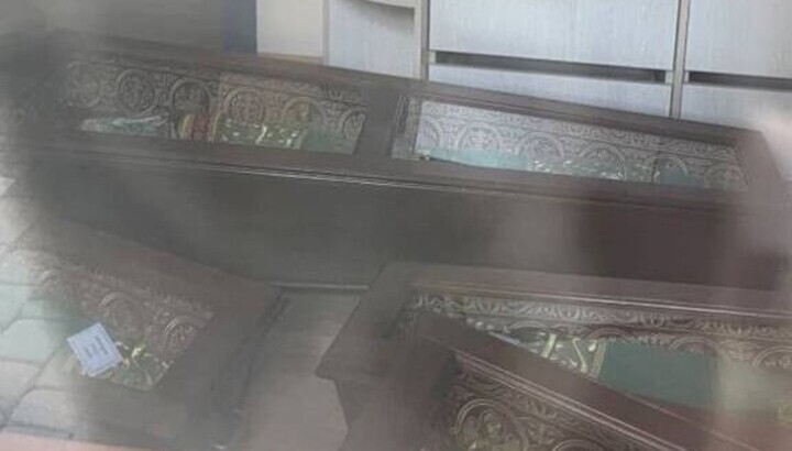 Οι λάρνακες με τους οσίους των Σπηλαίων είναι στοιβαγμένες μαζί σε ένα από τα δωμάτια κάτω από τη σκάλα. Φωτογραφία: Telegram κανάλι