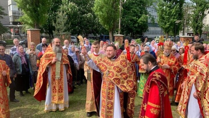 Ο πατήρ Βαντίμ Ολιανίτσκι κατά τη διάρκεια της λειτουργίας. Φωτογραφία: «Перший козацький»