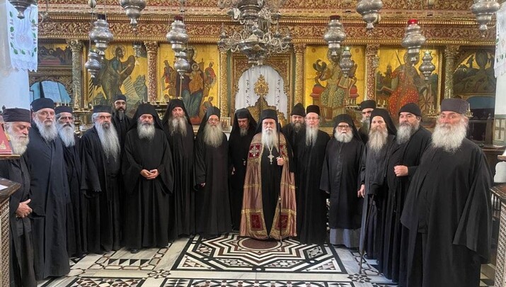 Η αδελφότητα της Μονής με τον Νέο Ηγούμενο. Φωτογραφία: Romfea.gr