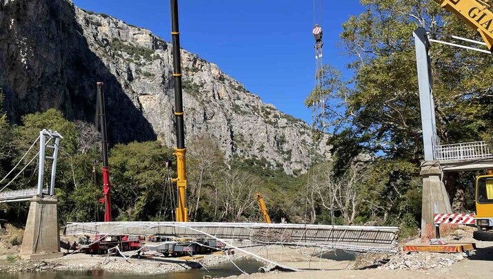 Η καθαίρεση της ιστορικής Γέφυρας στην κοιλάδα των Τεμπών. Φωτογραφία: romfea.gr