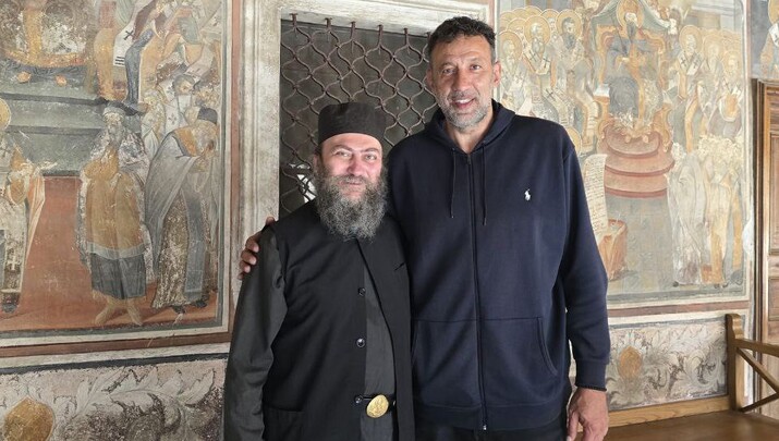 Στη Μονή Χιλανδαρίου ο θρύλος του σερβικού μπάσκετ Βλάντε Ντίβατς