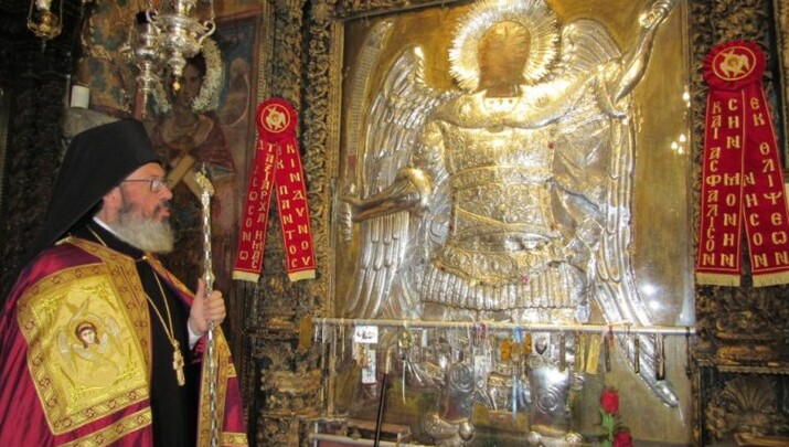 Ο Αρχιμανδρίτης Αντώνιος Πατρός ενώπιον της θαυματουργικής εικόνας του Ταξιάρχου Μιχαήλ του Πανορμίτη. Φωτογραφία: orthodoxianewsagency.gr